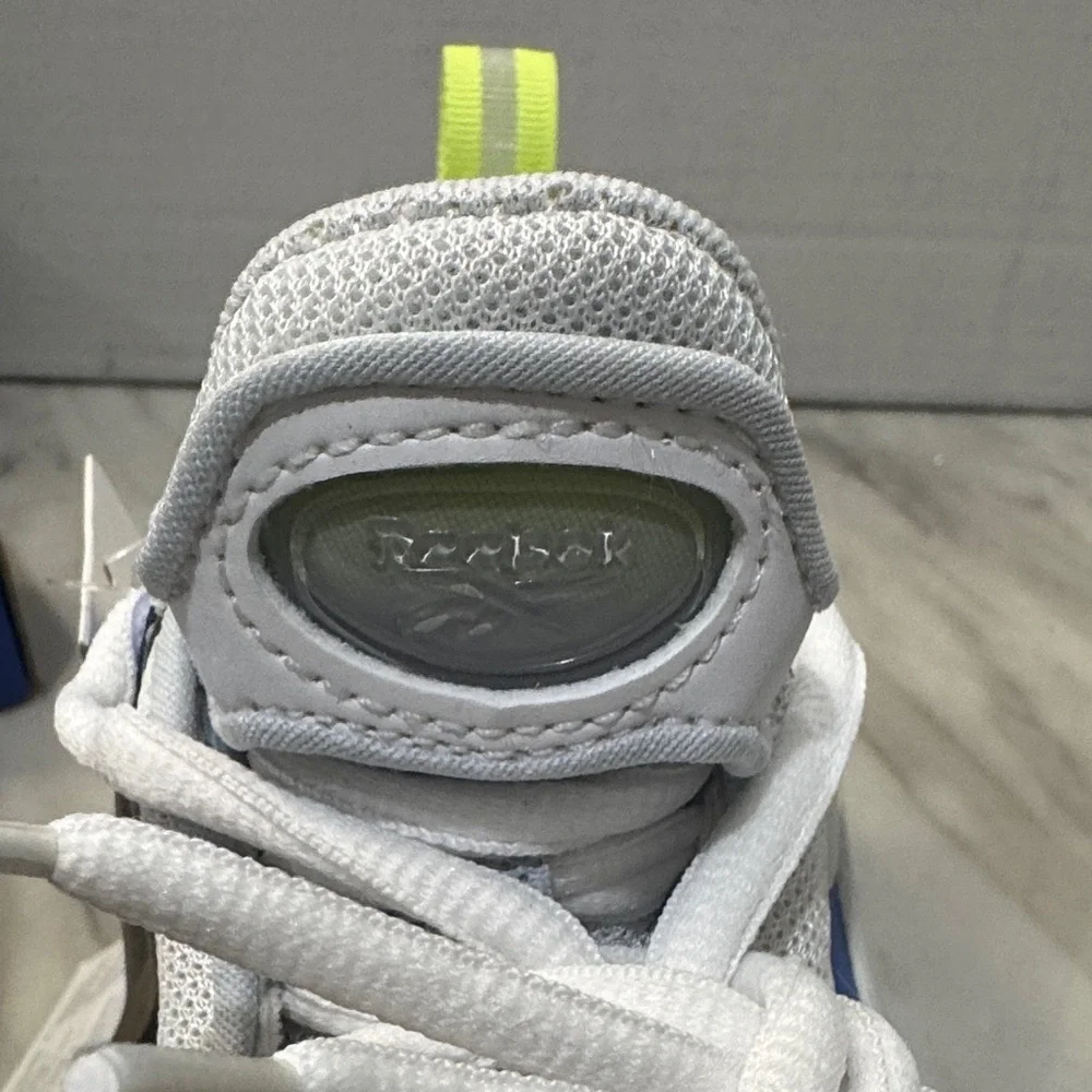 Reebok Blue and White Women's Sneakers it’s for men or women size 4.5